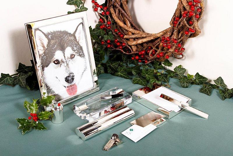 Bilderrahmen mit Hund und einige Rauchutensilien aus Silber