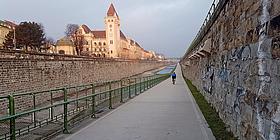 Der Wiental-Radweg bei der Kennedybrücke, Blick Richtung Westen: Bezirksamtsgebäude