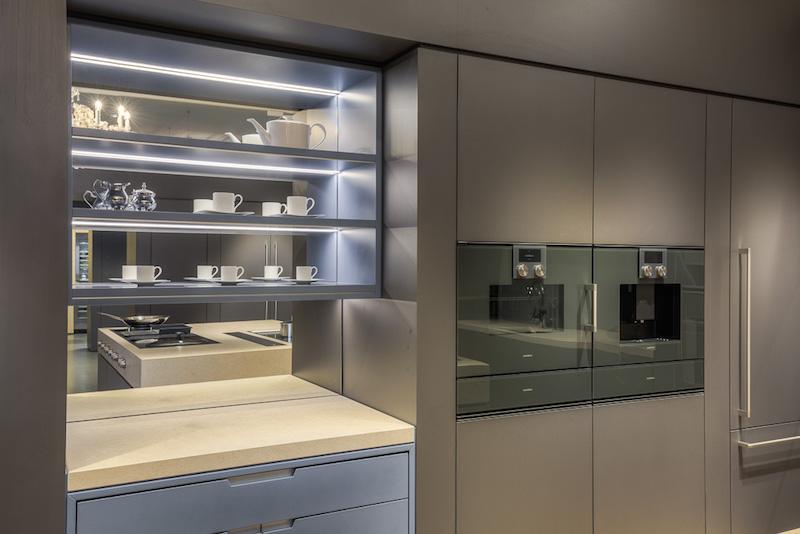Küche mit grauen Fronten und 2 Einbaubacköfen von Gaggenau