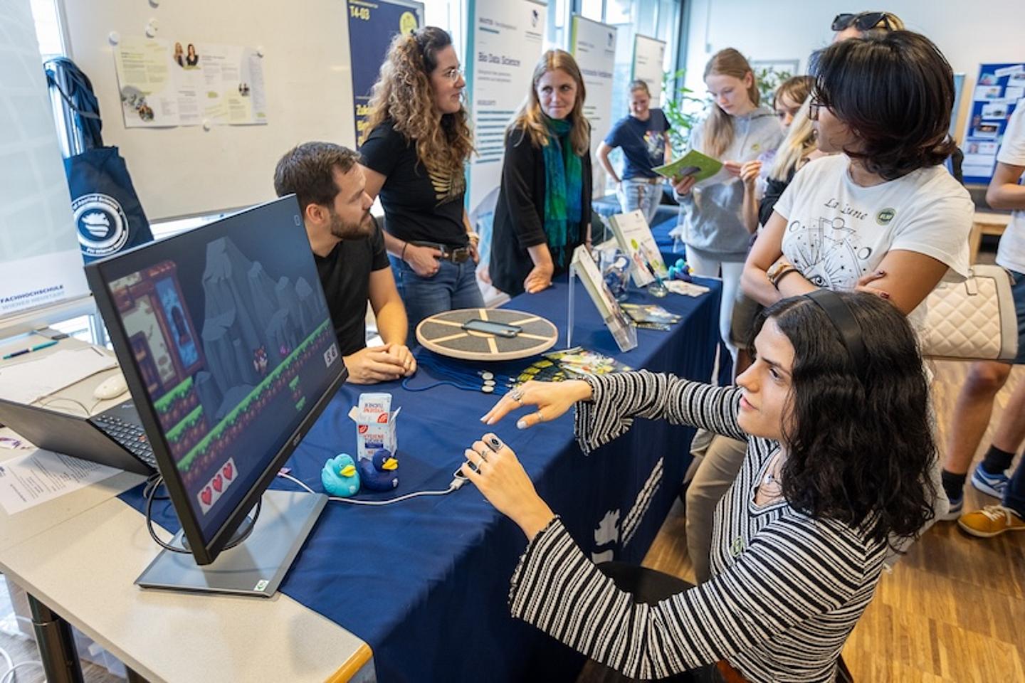 Mitmachstation mit Menschen bei der Langen Nacht der Forschung