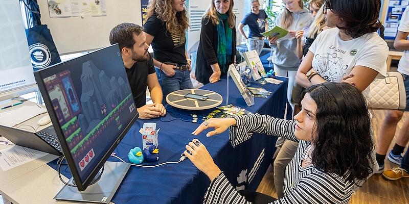 Mitmachstation mit Menschen bei der Langen Nacht der Forschung