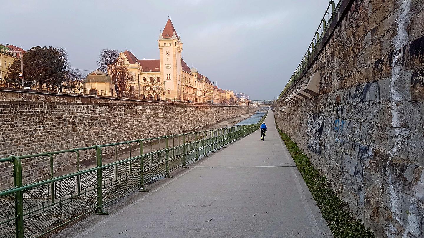 Der Wiental-Radweg bei der Kennedybrücke, Blick Richtung Westen: Bezirksamtsgebäude