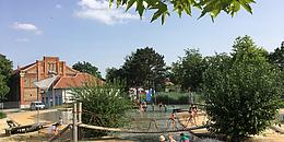 Wasser, Kinder beim Spielen, eine Brücke, einen Baum