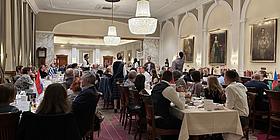 Krimidinner, lange Tafel mit Gästen und Schauspielern