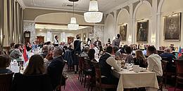 Krimidinner, lange Tafel mit Gästen und Schauspielern