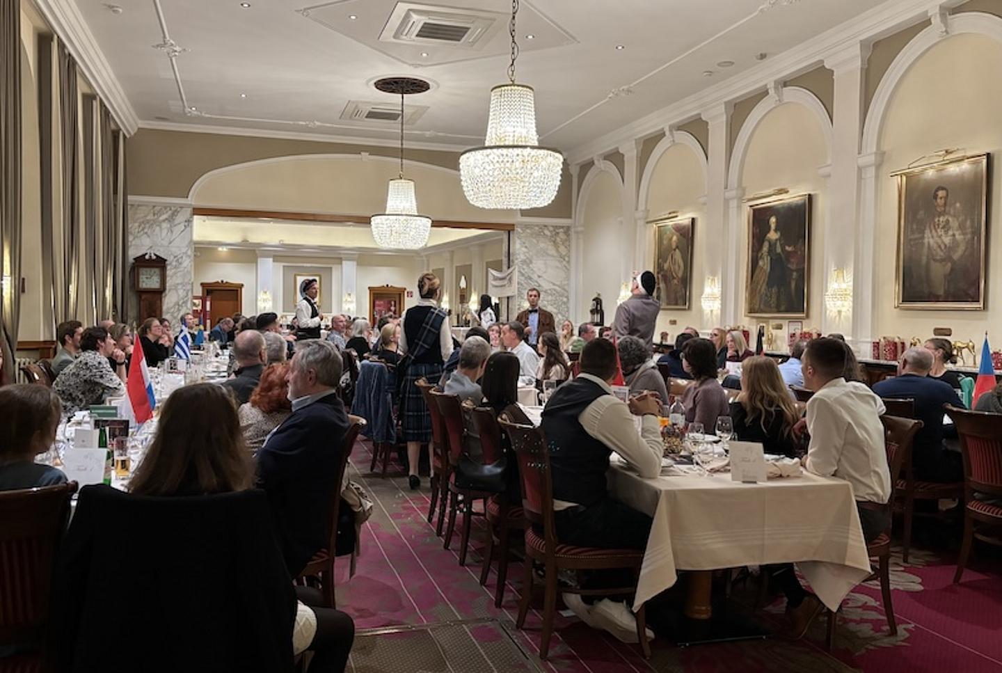 Krimidinner, lange Tafel mit Gästen und Schauspielern