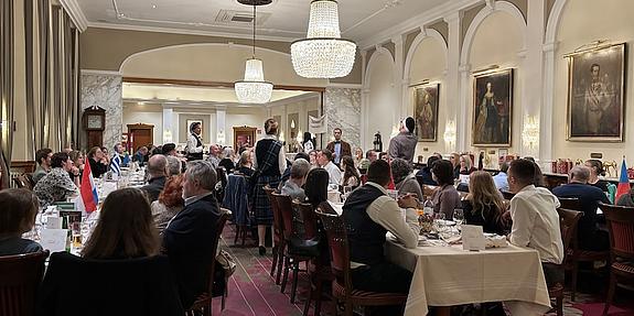 Krimidinner, lange Tafel mit Gästen und Schauspielern