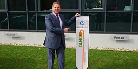 Emissionsfrei zur Arbeit. Nissan Österreich GF Nic Thomas Nissan Österreich Geschäftsführer Nic Thomas mit Ladestation Stromtankstelle