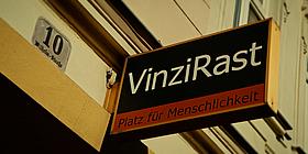 Türschild der Notfalschlafstelle der VinziRast 