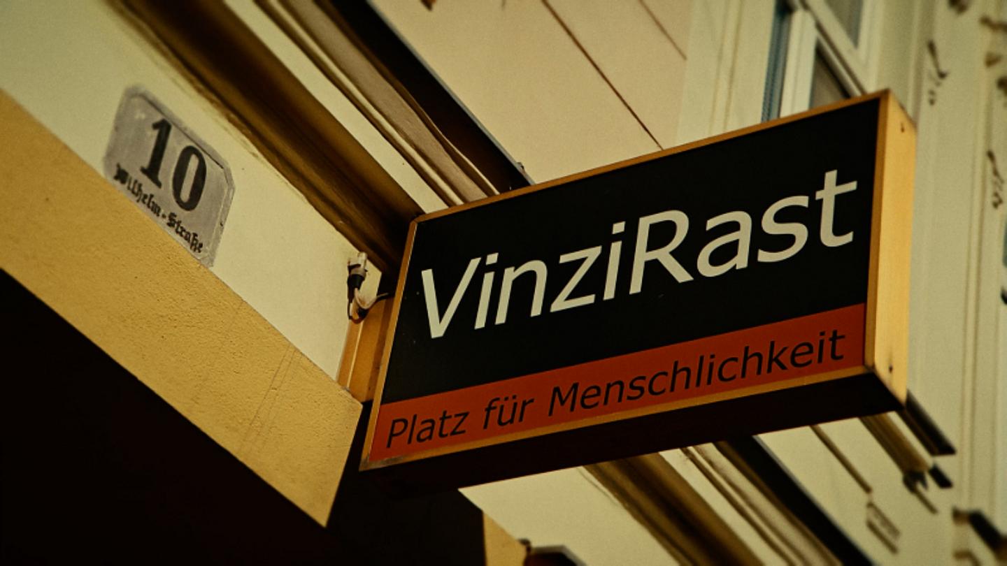 Türschild der Notfalschlafstelle der VinziRast 