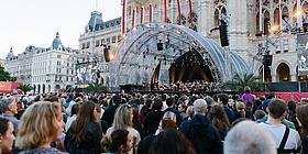 Menschen vor der Bühne am Rathausplatz Wien