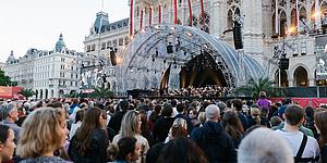 Menschen vor der Bühne am Rathausplatz Wien