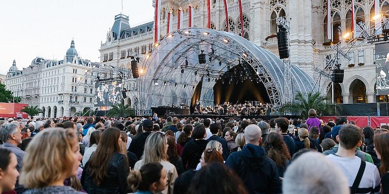 wienliebe festival 2024 Menschen vor der Bühne am Rathausplatz Wien