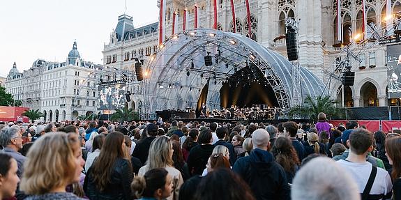 Menschen vor der Bühne am Rathausplatz Wien