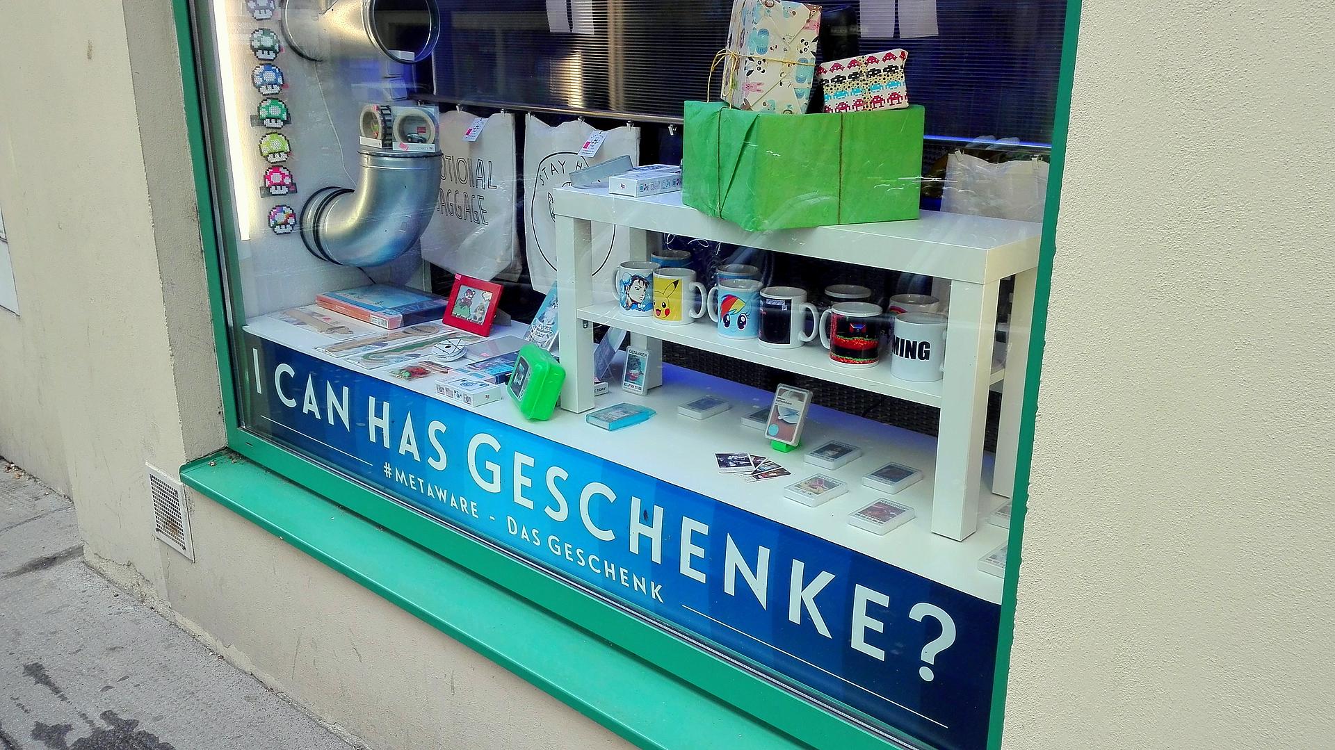 Auslage des Metaware Geschenkshops in der Reindorfgasse, Ecke Schwendergesse