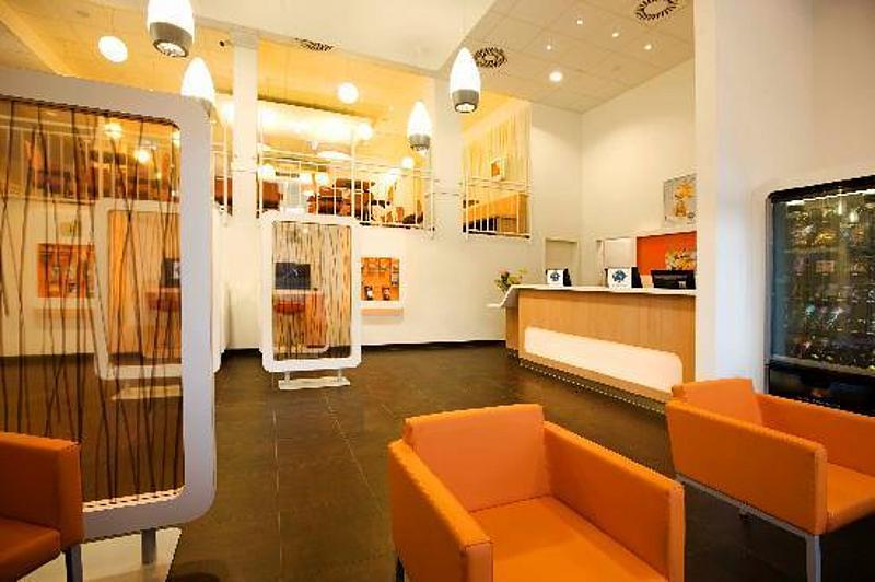 Das Bild zeigt den Eingangsbereich des Hotels ibis budget Wien Messe.  
