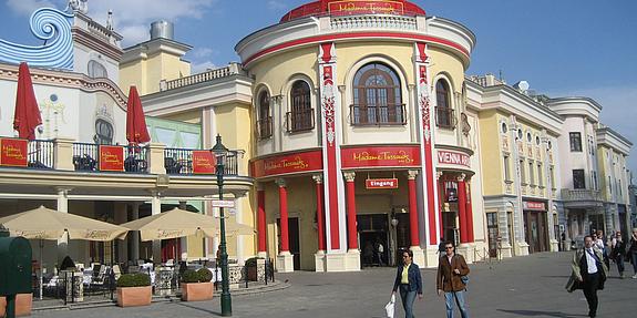 Die Ansicht zeigt das Madame Tussauds-Gebäude in Wien von außen.