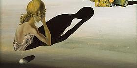 Werk von Salvador Dalí namens Remorse, bis zur Hüfte im Sand vergrabene Frau stützt Kopf in die Hände