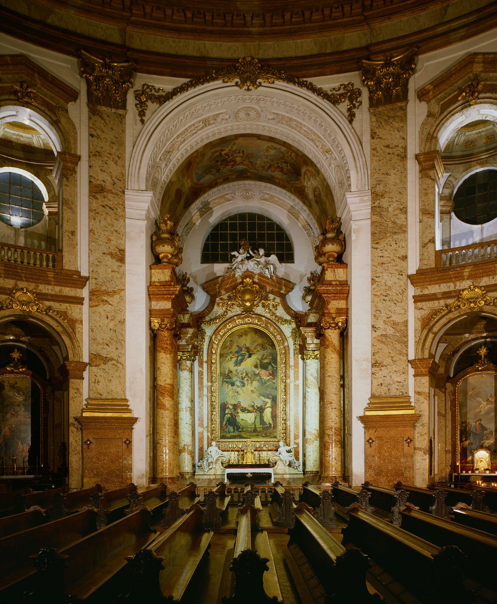 Innenansicht der Karlskirche mit Kirchenbänken.