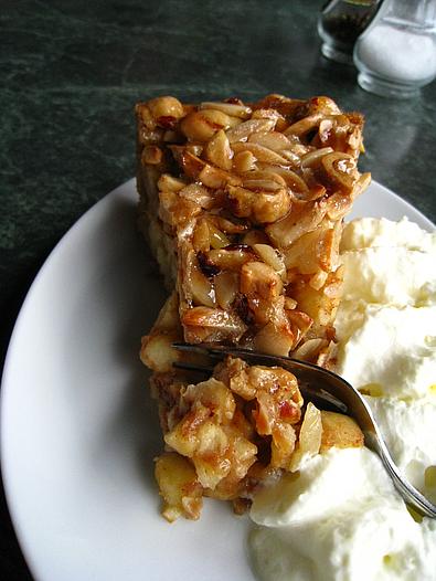 Apfelstrudel mit Nüssen und Schlagobers 