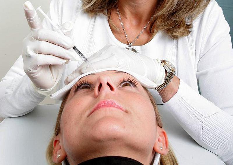 Ärztin spritzt Zornesfalte