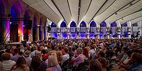 Publikum das auf die Bühne schaut