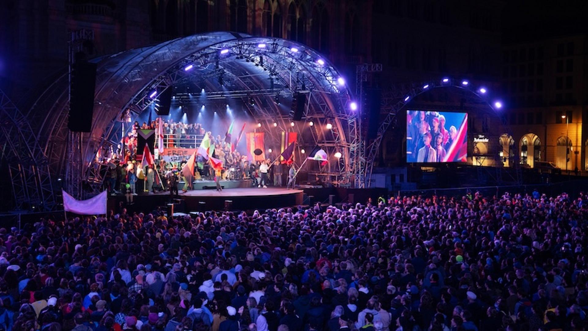 Bühne der Eröffnung der Wiener Festwochen 2024 am Rathausplatz. 