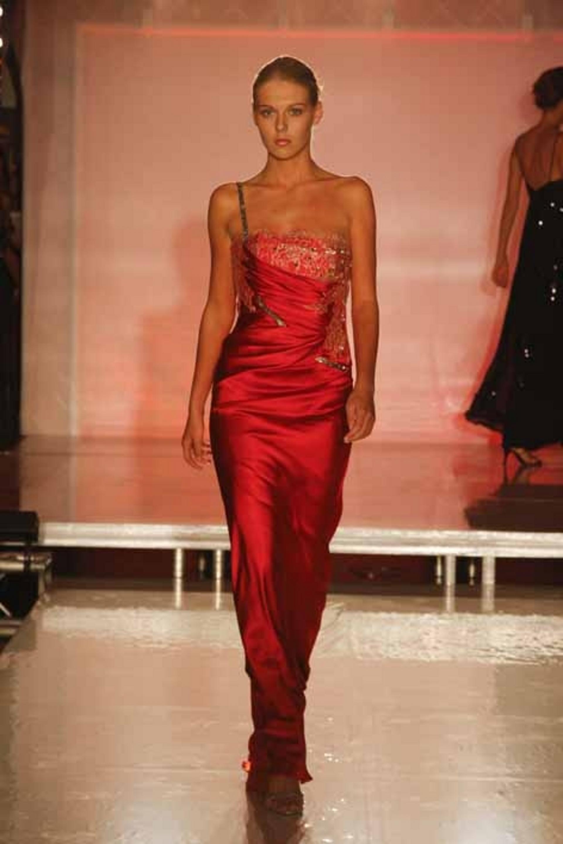 Model in rot schimmerndem Kleid