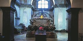 Grab von Maria Theresia in der Kapuzinergruft mit rotem Blumenstrauß davor