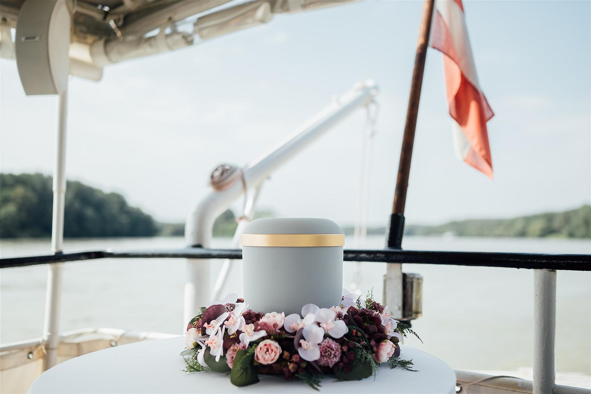 Urne auf Tisch auf einem Boot
