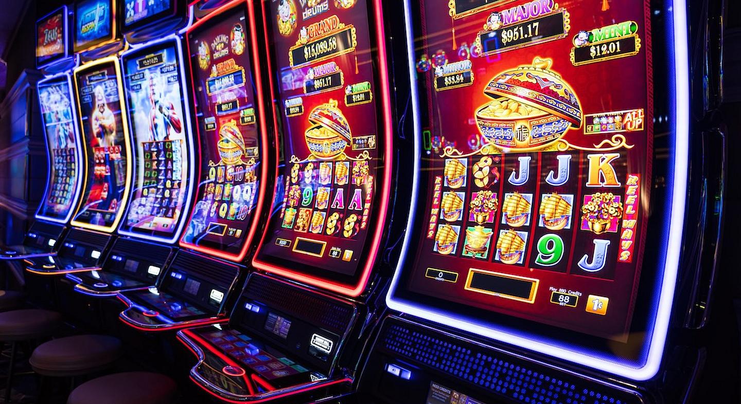 mehrere Spielautomaten beleuchtet nebeneinander