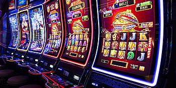 mehrere Spielautomaten beleuchtet nebeneinander
