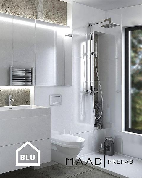 Das Badezimmer in weiß eines kleinen Hauses
