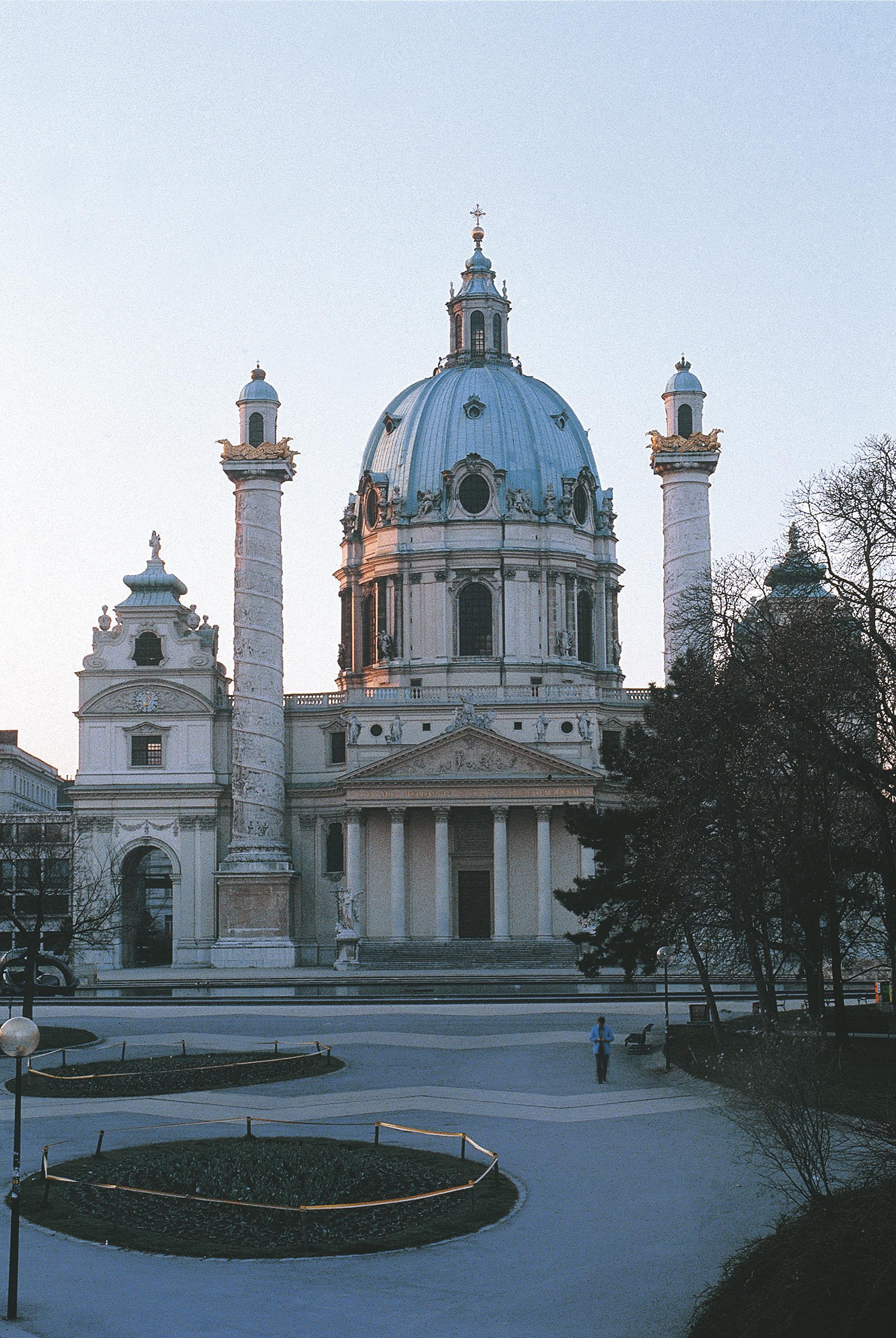 Frontalanischt von Karlskirche in Wien.