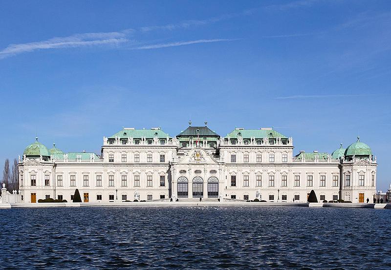 Das Obere Schloss Belvedere thront dem dunkelblauem Wasser des Teichs.