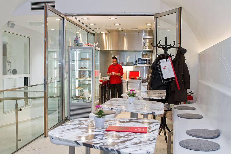 Sitzgelegenheiten in weißem Mamordesign im Café Eskeles

