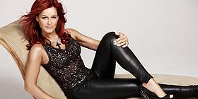 Andrea Berg liegend auf einem Chaiselonge