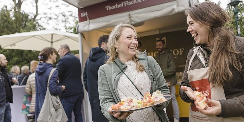 Zwei Frauen mit Kostproben am Genussfestival in Wien.