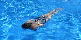 Frau die in Wasser taucht