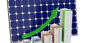 Geldscheine gestapelt vor Solarpanel 