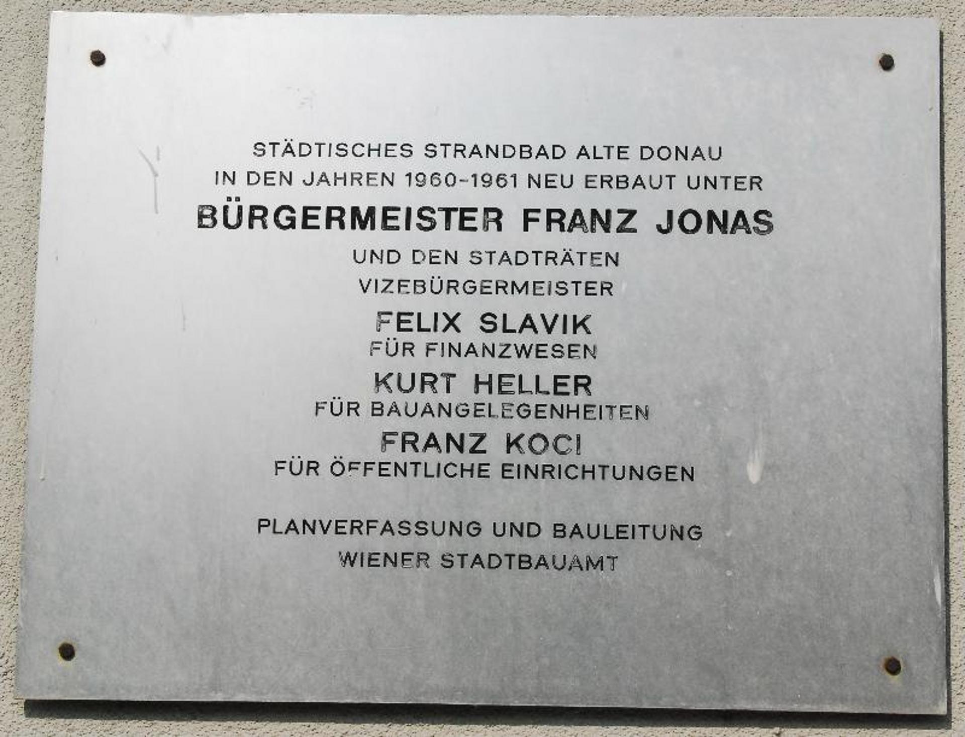 Silberne Gedenktafel zur Erbauung des städtischen Strandbads unter Bürgermeister Franz Jonas