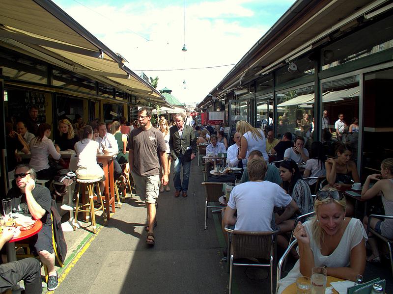 Marktbesucher gönnen sich in den Lokalen direkt am Naschmarkt gerne eine Mahlzeit.
