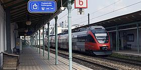 Wiener Schnellbahn (Vorortlinie) fährt in einer Station ein