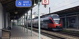 Wiener Schnellbahn (Vorortlinie) fährt in einer Station ein
