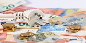 Stromkabel auf Geldscheinen und Münzen