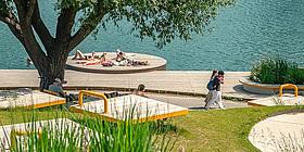 liegeflächen und Badeoase mit Menschen an der Donau, Pier22