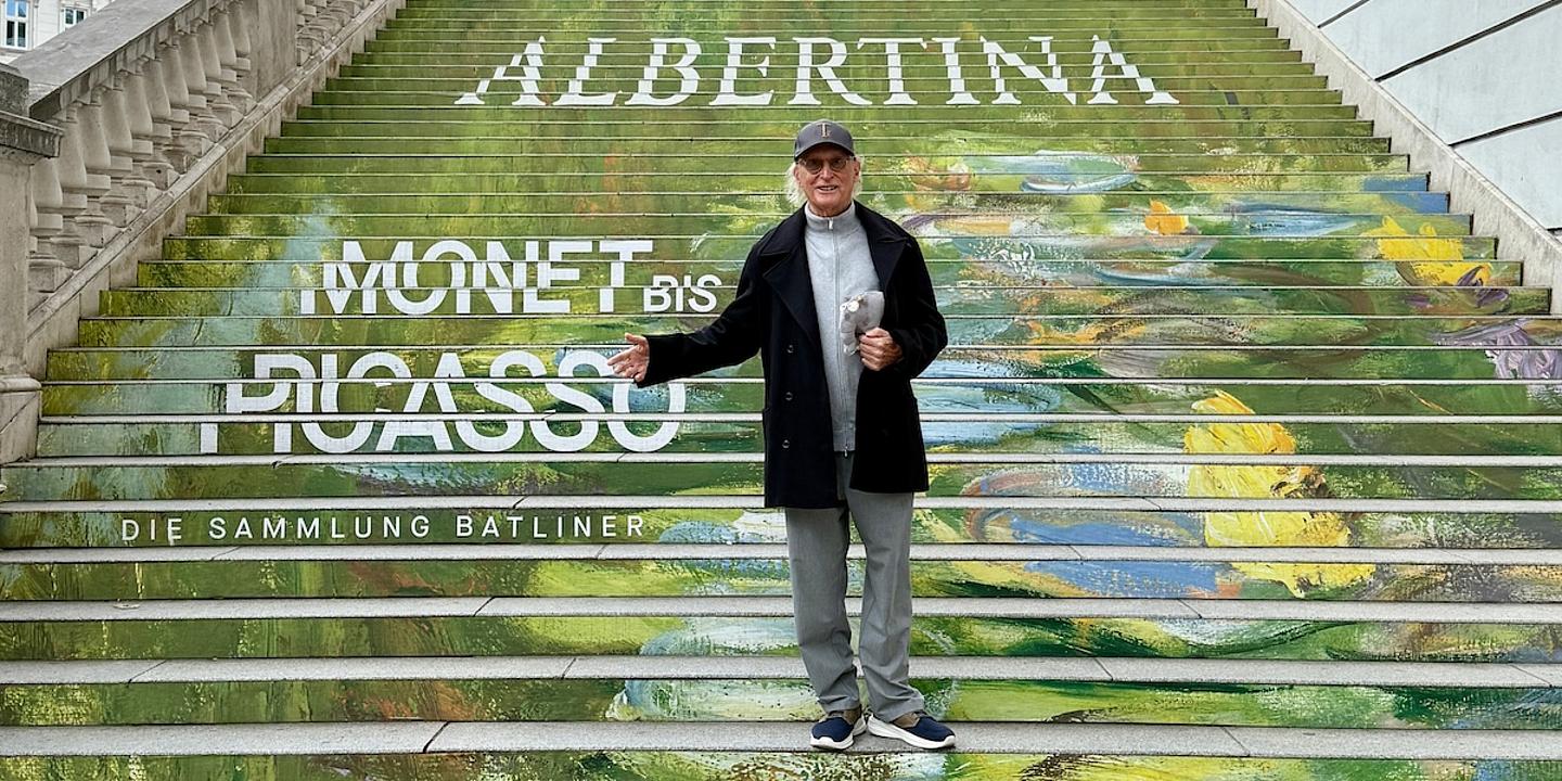 Otto Waalkes auf der Treppe der ALBERTINA, 2026