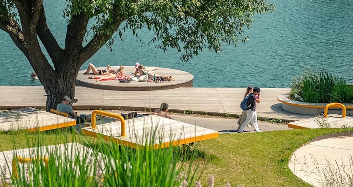 liegeflächen und Badeoase mit Menschen an der Donau, Pier22