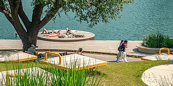 liegeflächen und Badeoase mit Menschen an der Donau, Pier22