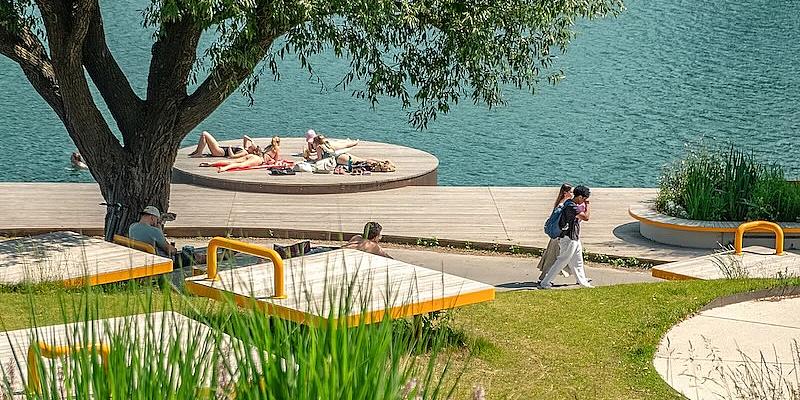 liegeflächen und Badeoase mit Menschen an der Donau, Pier22